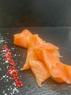 SAUMON FUME PAR NOS SOINS SUR PLAT