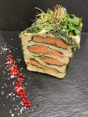 TERRINE DE FILET DE TRUITE AU VIN JAUNE SUR PLAT