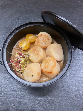 COCOTTE NOIX DE ST JACQUES RISOTTO CARNAROLI JUS CORSE AU ROMARIN