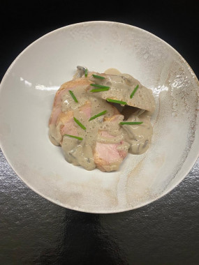 SUPREME DE PINTADEAU FERMIER SAUCE AUX GRIS DE SAPIN