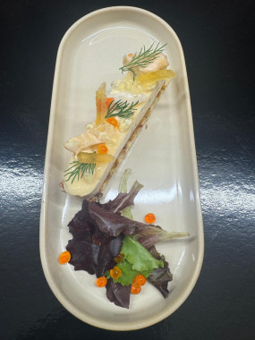 FINGER CREVETTE ET LANGOUSTE GELEE YUZU POIVRE TIMUT FEUILLETE PISTACHE