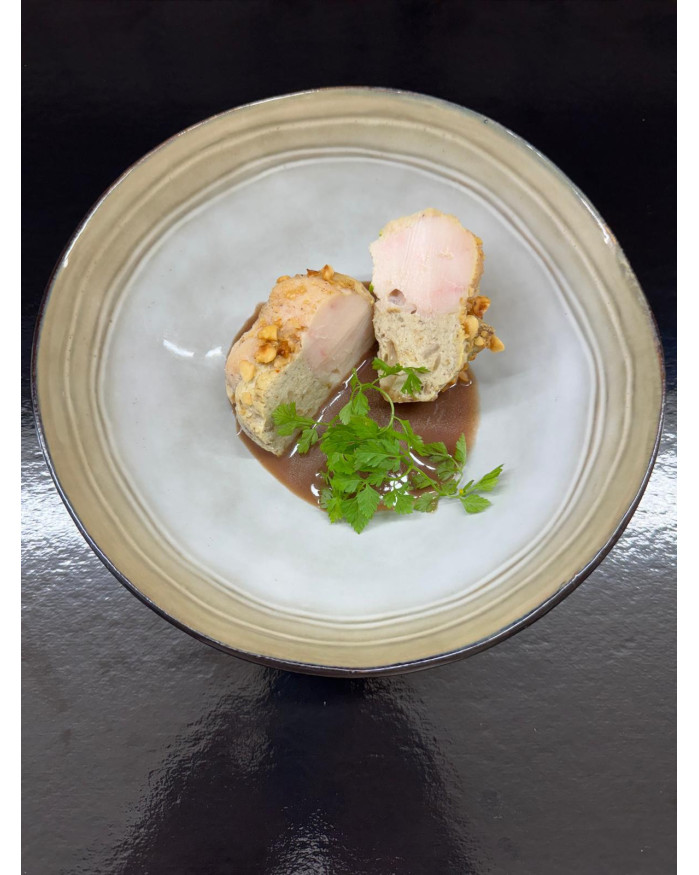 POITRINE DE CHAPON, MOUSSELINE DE VOLAILLE AUX ECLATS DE CHATAIGNES ET NOISETTES TORREFIEES PETIT JUS DE VOLAILLE CORSE AU THYM