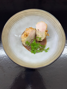 POITRINE DE CHAPON, MOUSSELINE DE VOLAILLE AUX ECLATS DE CHATAIGNES ET NOISETTES TORREFIEES PETIT JUS DE VOLAILLE CORSE AU THYM
