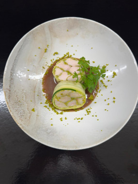 DINDE FERMIERE, LE FILET FACON MOSAIQUE AUX ECLATS DE PISTACHE SAUCE LEGERE AU CHAMPAGNE