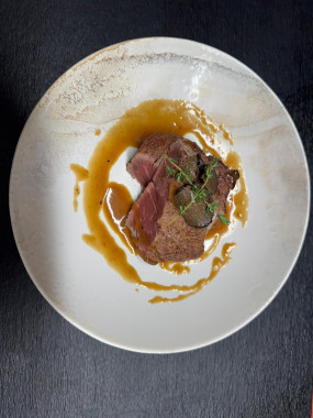 TOURNEDOS DE FILET DE BOEUF CUIT A JUSTE TEMPERATURE PETIT JUS REDUIT A LA TRUFFE